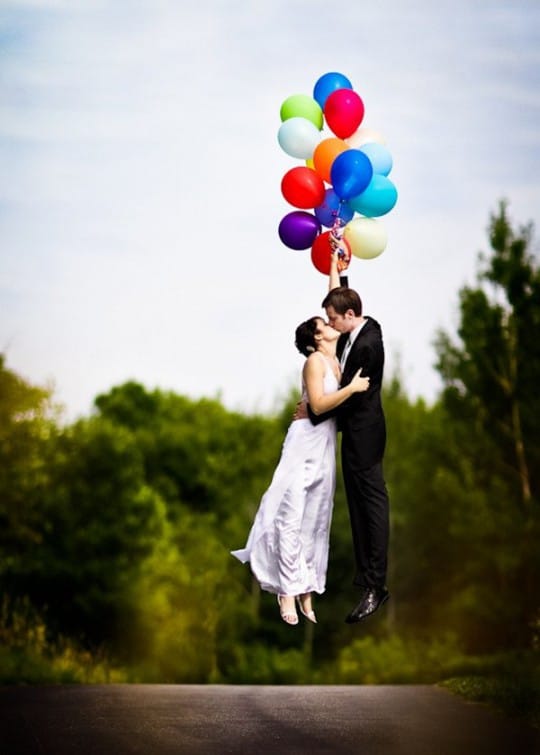 Creative wedding balloon photo alien