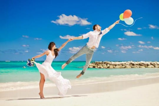 Creative wedding balloon photo