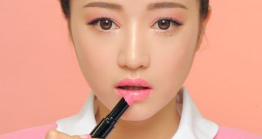 Gunakan lip gloss secukupnya