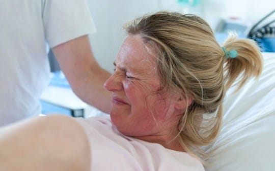 Mendorong bayi keluar