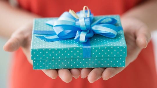 jangan lupa berikan hadiah pertama berkesan saat pertama kali bertemu