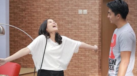 Dia tahu cara membuat wanitanya tertawa